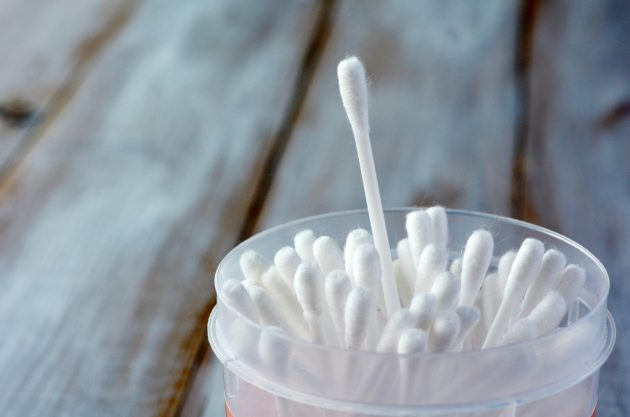 يجب أن تتوقف عن استخدام العيدان القطنية لتنظيف الأذن.. لهذه الأسباب