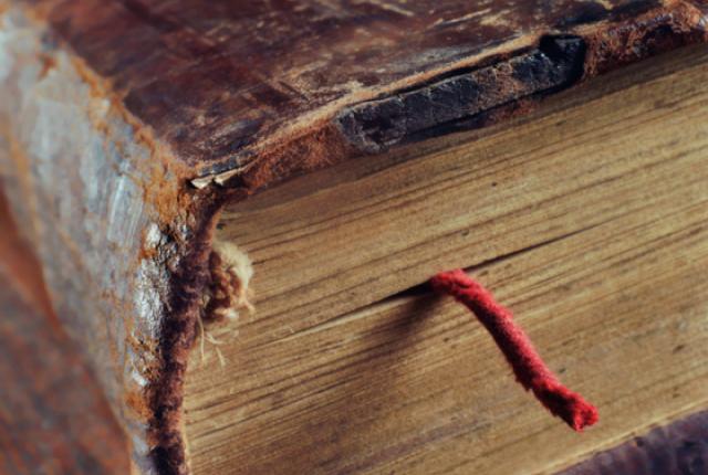 ما هو سر الرائحة المميزة للكتب القديمة؟