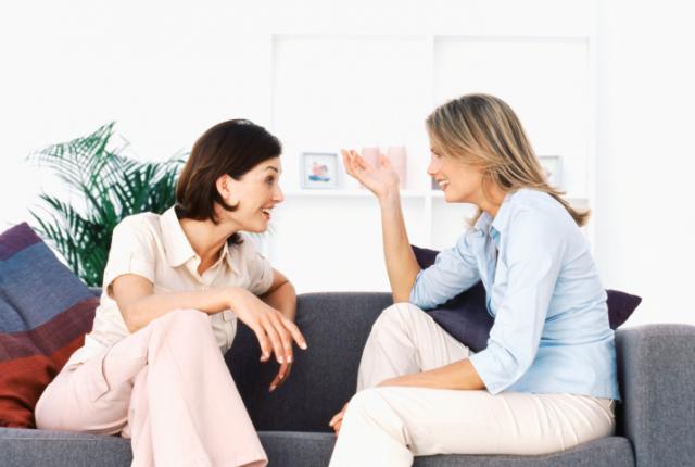 لماذا تتكلم النساء أكثر من الرجال؟