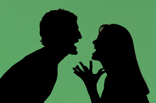 ما الذي يجعلنا نسقط في العلاقات المؤذية ؟ (لماذا نحب الأوغاد) ؟